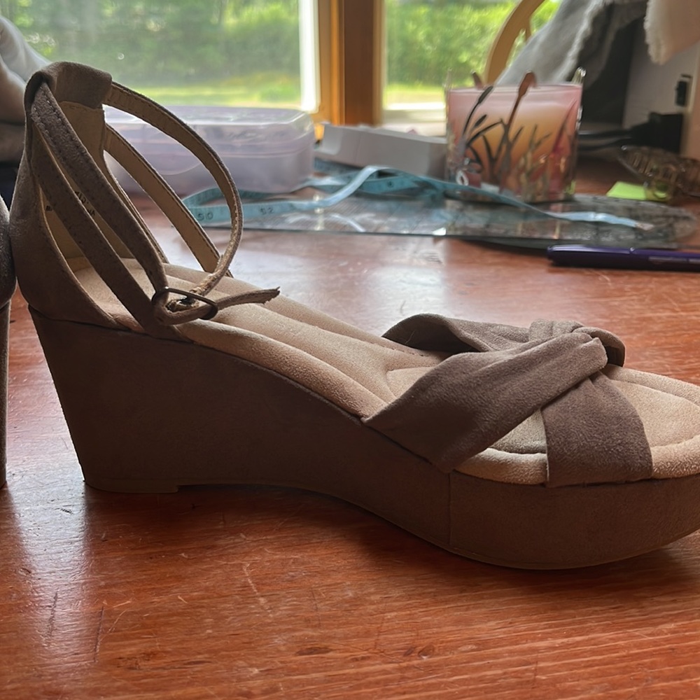 Chinese Laundry suede like platform sanders - Picture 3 of 5